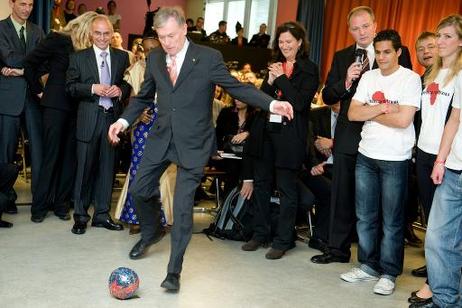 Bundespräsident Horst Köhler (spielt) mit einem Fußball am Rande einer Podiumsdiskussion zur Fußballweltmeisterschaft im Oberstufenzentrum Logistik, Touristik, Immobilien, Steuern (OSZ Lotis).